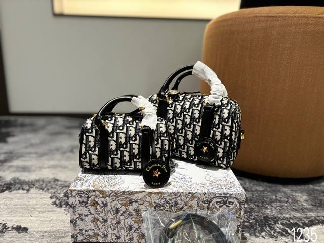 Dior Groove上新啦 波士顿手袋出是50年代末和60年代名流的宠儿，随着生活方式的改变，小号波士顿包型，日常使用也是非常非常实用和时髦的，空间也非常感人