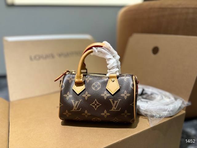 最新弹码芯片 全套包装 Size：16*10Cm L家 Ss Speedy Nano 代购渠道 台湾客定老花+五金+黄皮 肩带可以拆卸和调节长短哦！