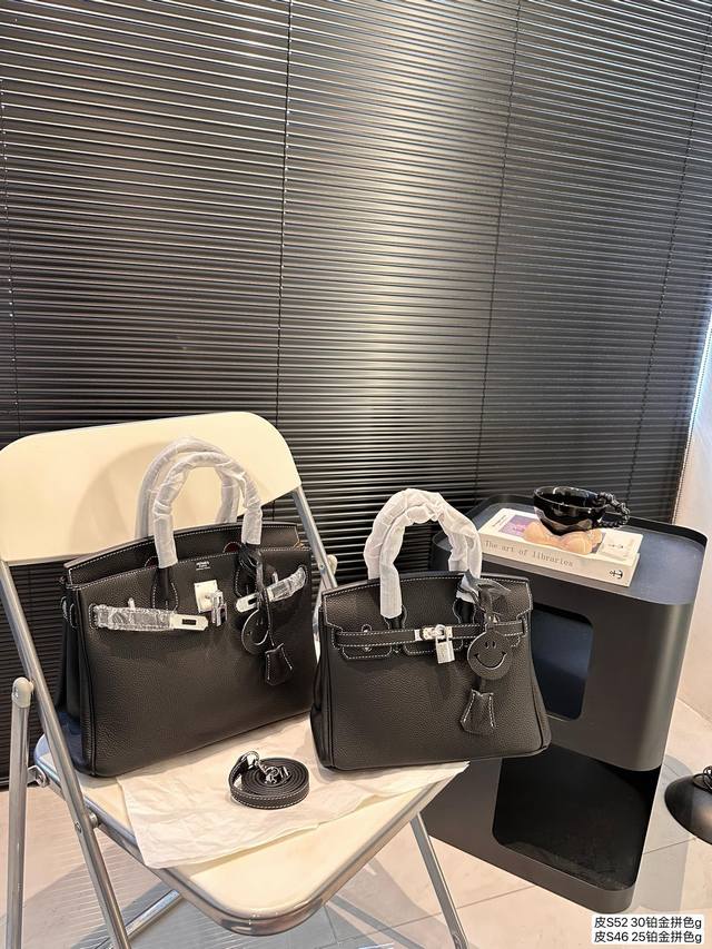 大号 小号 高端头层牛皮 爱马仕包包的天花板，最受欢迎的birkin拼色铂金包， 拎在手里立刻就有老板的气质女王的范儿了。每个女人都应该拥有的包型，尺寸：大号3