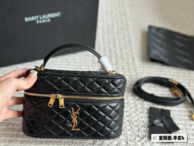 羊皮 配盒 Size:19*11Cm Ysl新款 精致的小盒子包 新款乖巧的gaby小包包手拎或者斜挎都可 日常的物品统统放的下 羊皮 配盒 Size:19*11Cm Ysl新款 精致的小盒子包 新款乖巧的gaby小包包手拎或者斜挎都可 日常的物品统统放的下