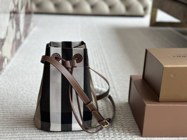 配盒 Size：20 24Cm Bur｜敲可爱的水桶包~ 多配色、单肩斜挎随心搭配~