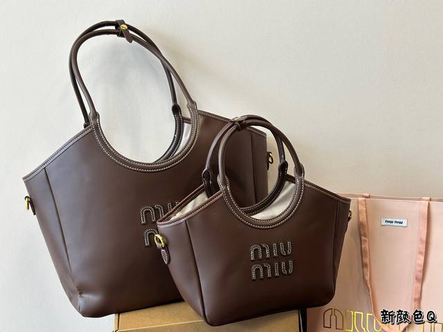 Size：34*31 23*20 Miumiu新款托特tote 今年的风刮的太猛了 老多爆款了！ 这款的版型也太好看了吧！ Miumiu 这一季不管是单肩包还