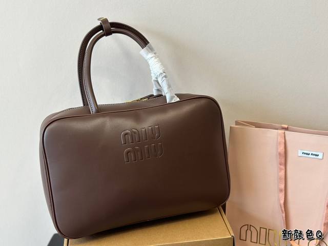 尺寸大号35*22 缪缪miumiu 手提包 轻轻松松高级感 包包手感巨好容量也很不赖 简单却又不失华丽 不要觉得会炸眼太高调了什么的 根本不会！ 在你的精简穿