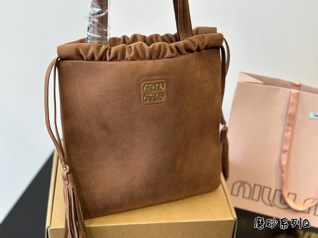 Miumiu新品 牛皮质地 时装 休闲 不挑衣服 尺寸27*29Cm