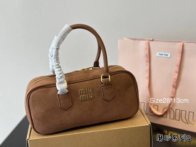 可盐可甜的 Miumiu 女孩 Miumiu 小方包包 好搭 什么风格都能驾驭 材质很柔软 容量也非常ok 复古俏皮的hobo包型 是近期几乎天天拿出门的包包！