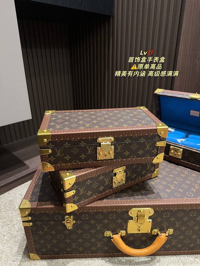 原单高品 折叠盒尺寸33.11 Lv 黑花首饰盒手表盒 Lv硬箱真的是高级感满满 很精美很精美 高贵有内涵，岁月沉淀的感觉～