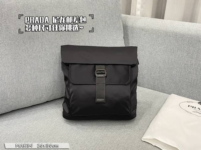 大号 无盒 小号 无盒 Size:24×28 26×30 Prada普拉达 尼龙邮差包 潮酷满满的街头风 少年感穿搭绝配 这款斜挎包，清爽利落，很有型 出门带上