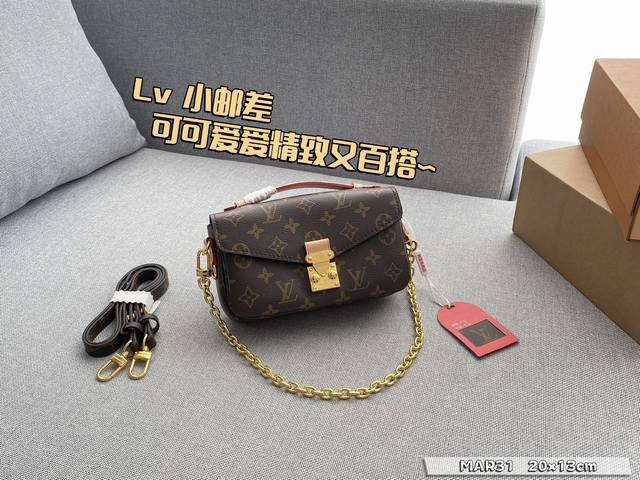 配全套礼盒 Size:20×13 Lv 小邮差 顶级原单 超高品质 超级大热门啊 小巧精致的外观可真是一见钟情~ 经典老花真的是百搭款 胖乎乎的外形 背法很多