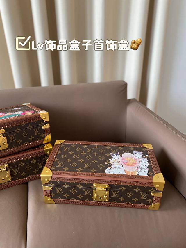配飞机盒折叠盒子 Lv饰品盒子首饰盒的独特魅力,挑战你的想象! 这款lv饰品盒子并不仅仅是一款简单的收纳工具。它的创新之处在于,它不仅仅是一个存放饰品的盒子。更 配飞机盒折叠盒子 Lv饰品盒子首饰盒的独特魅力,挑战你的想象! 这款lv饰品盒子并不仅仅是一款简单的收纳工具。它的创新之处在于,它不仅仅是一个存放饰品的盒子。更