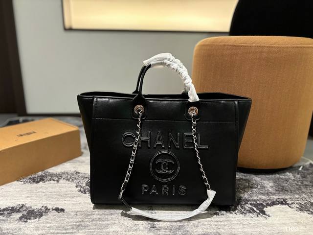 香奈儿沙滩包 不论日常出游或是假日逛街，出镜率超高的包款总让人联想到温暖的季节和愜意海滩时光。质地清新自然，从视觉到触感都自带夏日风情，为结构感鲜明的包款注入优