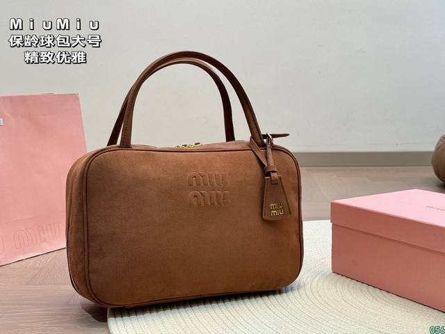 缪缪 Miu Miu保龄球包 举手投足都透露着精致优雅 精致到极致 尺寸大号33 21