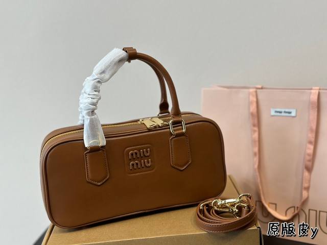 可盐可甜的 Miumiu 女孩 Miumiu 小方包包 好搭 什么风格都能驾驭 材质很柔软 容量也非常ok 复古俏皮的hobo包型 是近期几乎天天拿出门的包包！