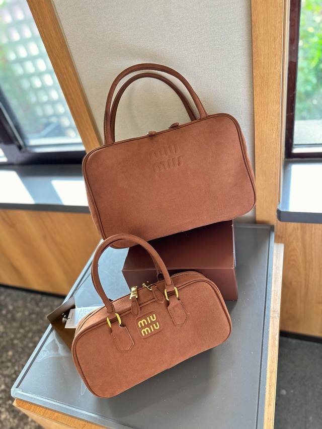 麂皮 飞机盒包装 新款 牛仔 保龄球包softy Padde D当之无愧的top热门选手经典大气的保龄球包造型设计给整体增添一丝帅气 与miu少女的形象形成反差