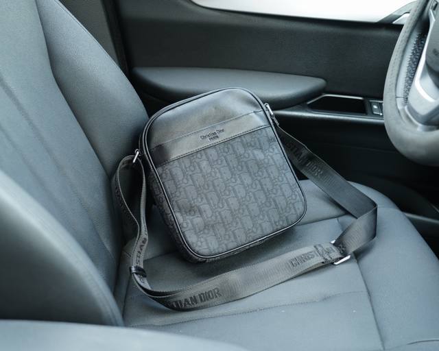 迪奥 官网同步 高版本 斜挎单肩背包 经典不过时之作 原单布料材质 手感细腻 深度防水耐磨 非市面普通货 低调奢华 完全不浮夸的款式 日常又时髦 规格:21X2 迪奥 官网同步 高版本 斜挎单肩背包 经典不过时之作 原单布料材质 手感细腻 深度防水耐磨 非市面普通货 低调奢华 完全不浮夸的款式 日常又时髦 规格:21X2