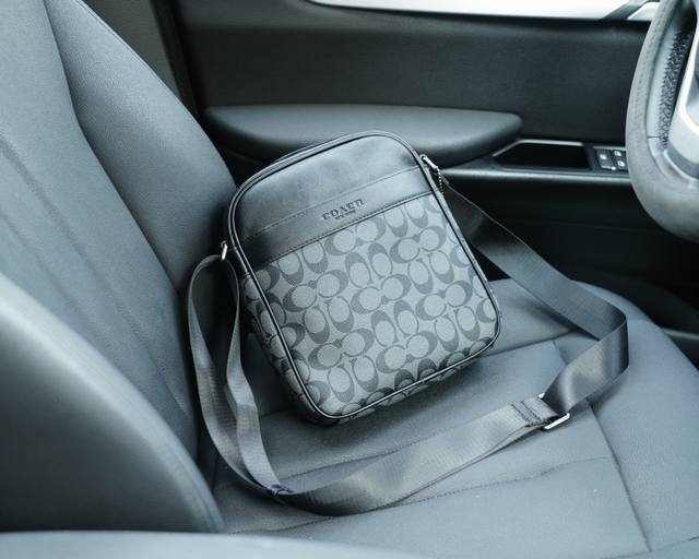 蔻驰 官网同步 高版本 斜挎单肩背包 永恒不过时的标志性产品 纯原单小牛皮 顶级五金制作 非市面普通版本 今年coach最爱的款式 全部实拍 实用性非常高 完全