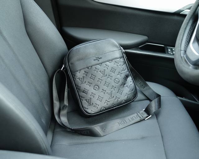 路易威登 官网同步 高版本 斜挎单肩背包 永恒不过时的标志性产品 纯原单小牛皮 顶级五金制作 非市面普通版本 今年lv最爱的款式 全部实拍 实用性非常高 完全不