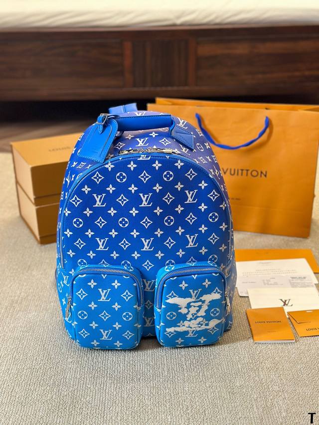 Lvmontsouris 双肩包 最近撸的lvmontsouris 双肩包，货号是m43186。 A容量很大，放的下小笔记本。 男女通用，感觉女生背也很好看。