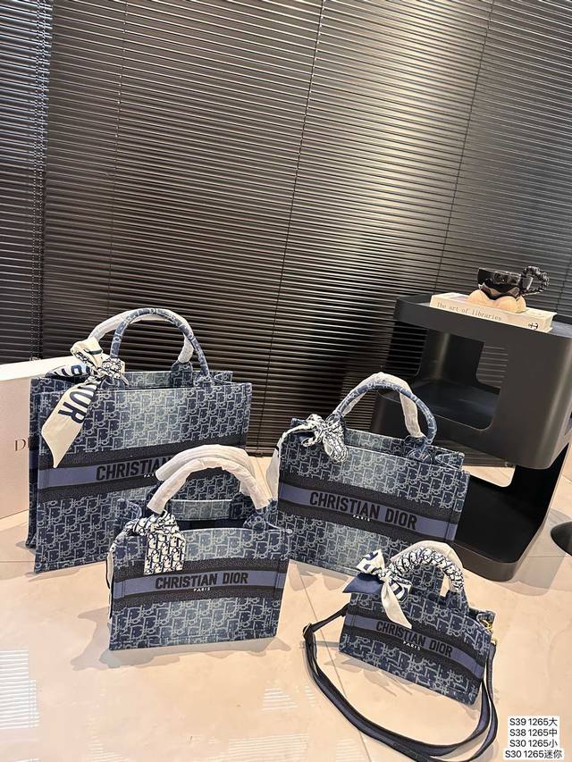 大号 中号 小号 迷你 配盒子 Dior迪奥托特 限定刺绣托特包。 走秀款超美.艺术品的既视感.数量稀少 尺寸：大号41 34 中号36 27 小号26.5 2