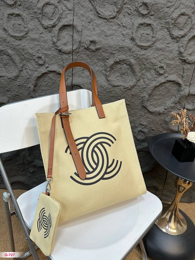 香奈儿 帆布包 时髦拿捏住啦 好好搭啊 貌美气质加成好高的呀～爱死了这份从容优雅 尺寸：32.34