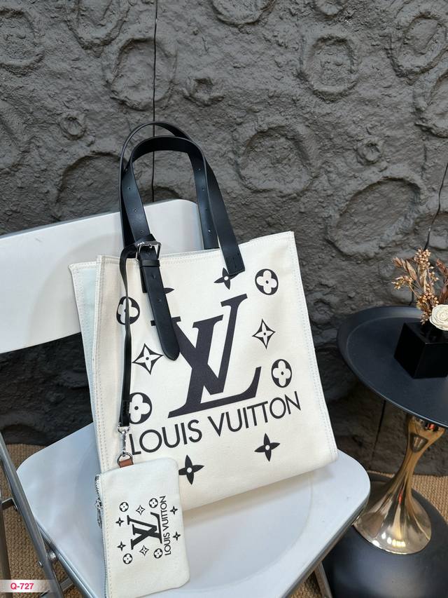 Lv 帆布包 时髦拿捏住啦 好好搭啊 貌美气质加成好高的呀～爱死了这份从容优雅 尺寸：32.34