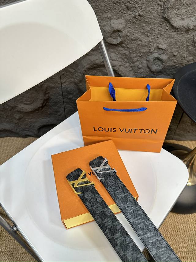 升级版 Lv！！ 高版本！全钢头 腰带 嘿哈 原单牛皮全钢头皮带～热门款 皮带里面最火的啦～质量很好 全套包装！五金绝对不褪色 皮带头和专柜一样的哦～ 配礼盒手