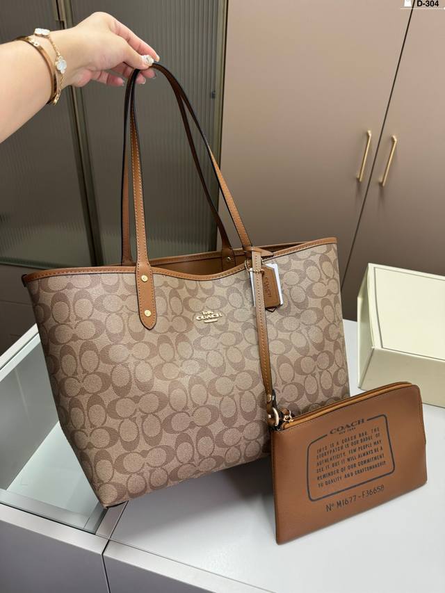 蔻驰购物袋 Coach 今年很火的托特 手感细腻 手工精致 无论是长途旅行 还是短途郊游 都是很减龄的时尚的搭配哦 D-304尺寸33.16.28折叠盒 蔻驰购物袋 Coach 今年很火的托特 手感细腻 手工精致 无论是长途旅行 还是短途郊游 都是很减龄的时尚的搭配哦 D-304尺寸33.16.28折叠盒