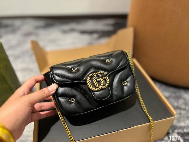 这款gg Marmont 系列肩背包采用柔软加村设计，以粉色gg Matelasse 皮革精制而成，精心缀饰小巧双g铆钉和拧花饰带双g造型装饰配件。通过滑链肩带