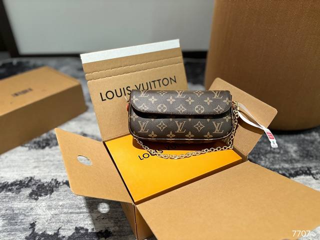 Size:22*12Cm L家 新晋爆款ivy Woc 这个版本很难得哦!抓紧抓紧! 出道即巅峰 双链条设计的麻将包 可斜挎可单肩可手提 内置卡槽 可爱好用! Size:22*12Cm L家 新晋爆款ivy Woc 这个版本很难得哦!抓紧抓紧! 出道即巅峰 双链条设计的麻将包 可斜挎可单肩可手提 内置卡槽 可爱好用!