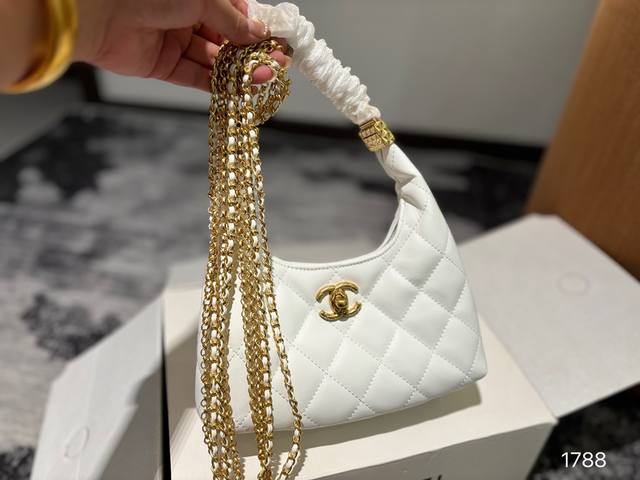 折叠礼盒 Chanel 香奈儿24A 链条hobo 进店一眼看中，果断下手！ 四种背法，可以手拎，斜挎，单肩，绑一下肩带变成腋下包，特别实用！ 包包虽然小，但是