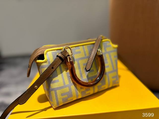 配折叠盒子 Fendi芬迪新款牛仔迷你可愛小包 Fendi芬迪新款 波士顿 超可愛精緻小包包 一眼愛上的色系! 可手拎斜清。 大容量又高頻值的小包包 尺寸#17 配折叠盒子 Fendi芬迪新款牛仔迷你可愛小包 Fendi芬迪新款 波士顿 超可愛精緻小包包 一眼愛上的色系! 可手拎斜清。 大容量又高頻值的小包包 尺寸#17