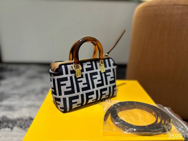 配折叠盒子 Fendi芬迪新款牛仔迷你可愛小包 Fendi芬迪新款 波士顿 超可愛精緻小包包 一眼愛上的色系！ 可手拎斜清。 大容量又高頻值的小包包 尺寸#17