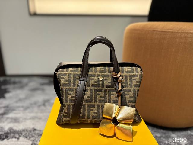 配折叠盒子 芬迪boston 这款包包真的非常好搭，而且它的容量也很nice 出门用它完全ok。我的补妆用品，手机，老电宝全部 都能装下尺寸：27 18