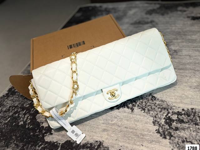 香奈儿链条包 出街最爱的包包#时髦精的ootd #高级穿搭 最爱包包法棍种草修长的线条感颜值拉满~肩带随意一挂就是时髦个性什么角度都不要太好看啦 尺寸：38 1