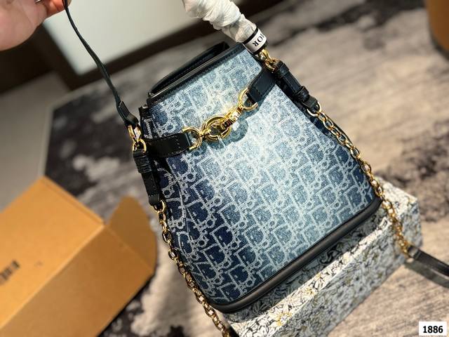 配折叠盒子迪奥牛仔水桶包 时髦拿捏住啦 不显老气好好搭啊 而且貌美气质加成好高的呀~爱死了这份从容优雅 尺寸24.5 25.5 配折叠盒子迪奥牛仔水桶包 时髦拿捏住啦 不显老气好好搭啊 而且貌美气质加成好高的呀~爱死了这份从容优雅 尺寸24.5 25.5