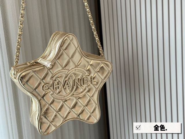 配盒 Size：22.5*20Cm 香奶奶家的五角星包也太太太可爱了吧 今年的小香家年终礼到底有多美！ 公主请背24C黑色五角星