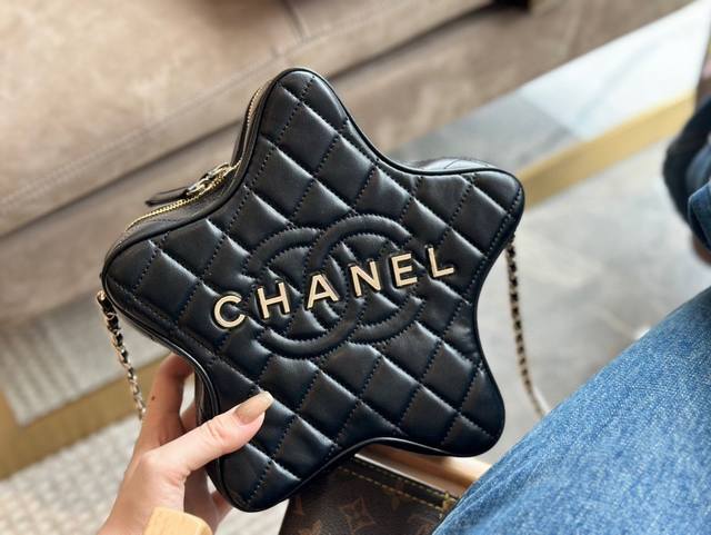 配盒 Size：22.5*20Cm 香奶奶家的五角星包也太太太可爱了吧 今年的小香家年终礼到底有多美！ 公主请背24C黑色五角星