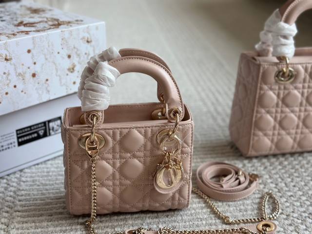 3格羊皮戴妃包 Mini Lady Classic 系列 戴妃一直都是优雅的代名词 既高颜值又值得入手的经典系 Minisize特别适合各路小仙女♀ 上身非常有