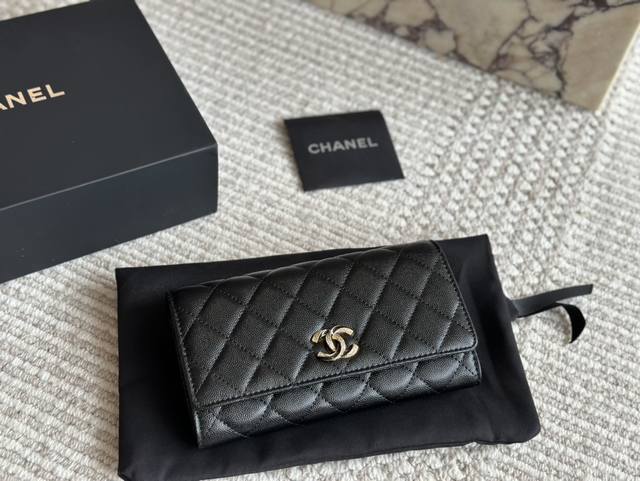 新款 Woc Chanel 香奈儿发财 一款随身小包推荐给大家！香奈儿woc新款发财包 可斜挎单肩 链条可收入包内作为手包使用 上身后超显大气， 别看小小的 这