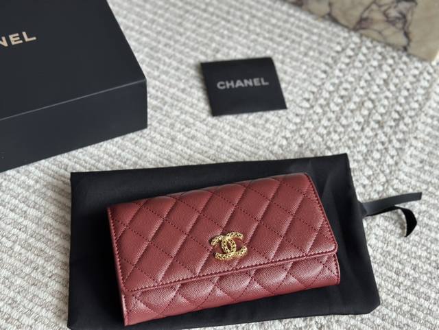 新款 Woc Chanel 香奈儿发财 一款随身小包推荐给大家！香奈儿woc新款发财包 可斜挎单肩 链条可收入包内作为手包使用 上身后超显大气， 别看小小的 这