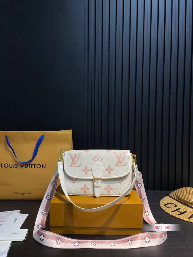 配折叠礼盒 L家 Diane 法棍手袋 法棍包是真好看的 皮质和颜色都不错， 配置两条肩带 又甜又咸！ 搜索 Lv 法棍 尺寸：25*18