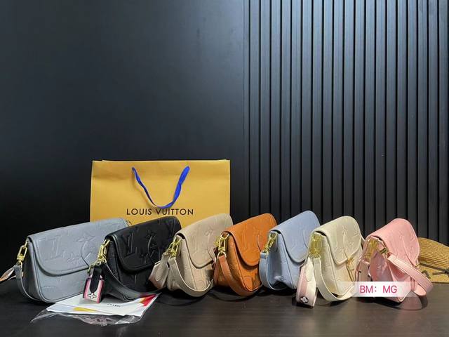 配折叠礼盒 L家 Diane 法棍手袋 法棍包是真好看的 皮质和颜色都不错， 配置两条肩带 又甜又咸！ 搜索 Lv 法棍 尺寸：25*18