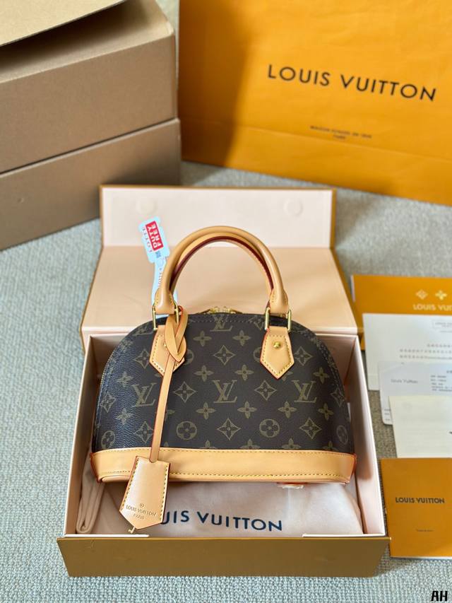 Lv Lv Alma Bb棋盘格贝壳包 原版高品质 包包这款retiro 手袋以标志性的老花面料制成 经典永恒。优雅低调的外形设计和宽敞的包身更加入了实用性。使