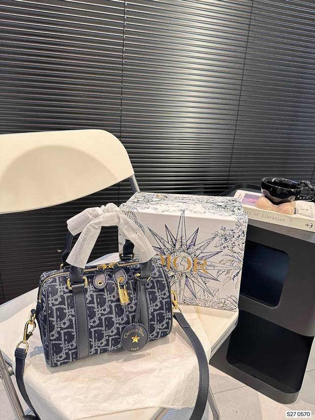 配折叠盒子 迪奥枕头 这么好看的牛仔包，钢铁直女都得心动吧牛仔色是时尚界鼻祖，时尚达人的心头好枕头包大家都知道 能装，耐造~ 最近最火热度最高的一定是dior