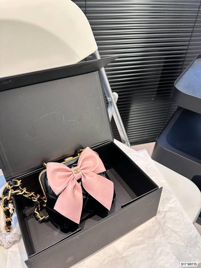 太可爱了香奈儿的蛙口夹子包 香奈儿 Chanel24A蝴蝶结蛙口包 太可爱 蛙口夹子包以放纸巾口红粉饼油蜡羊皮貭感很棒相対来説耐磨很多以做晚宴包肩带金属上做了精