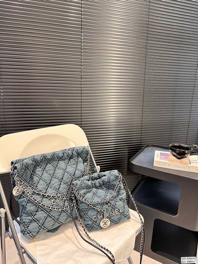 大号 小号 香奈儿牛仔垃圾袋 众星宠儿chanel 22Bag这颜值太能打了能装又好看，随性软塌塌的质感背起来超有范儿！尺寸：大号29 29 小号16 19 货