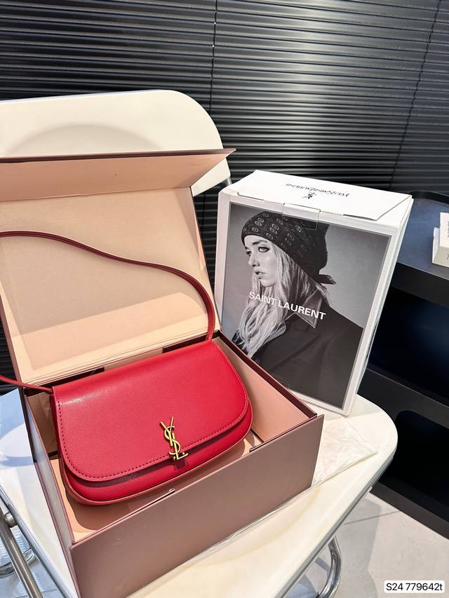 配飞机盒折叠盒子 纯皮圣罗兰最新款马鞍包voltaire 超chic的 尽显极致的圣罗兰 Ysl超级百搭哦！ 尺寸：21 13 货号779642T