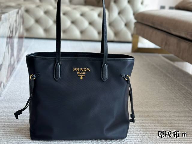 Prada经典托特包 这款经典托特包采用进口尼龙面料，肩带十字纹牛皮设计，顶级散表金金五金，容量空间大，轻便又实用 要，又是一款永久不回过时爆款，宝宝们，非常实