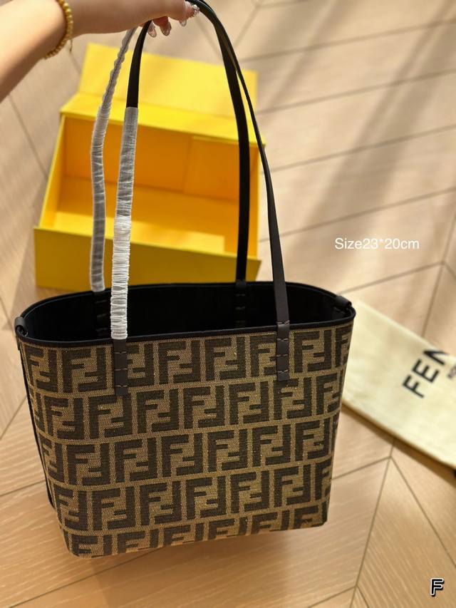 Fendi 菜篮子 是采用菜篮的设计，轻便大容量 包身是最经典ff的彩色图案，也象征着美好的爱情绚丽多彩。是一款富有趣味的包包。25Cm