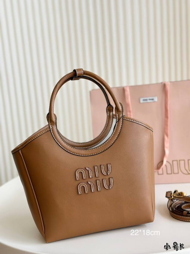 Miumiu24新款限定款杀疯了 Miumiu日本限定款杀疯了 牛仔托特超火的 怎么可以这么洋气还不撞款 水桶腋下包也是特别百搭 Miumiu真的太火了25Cm