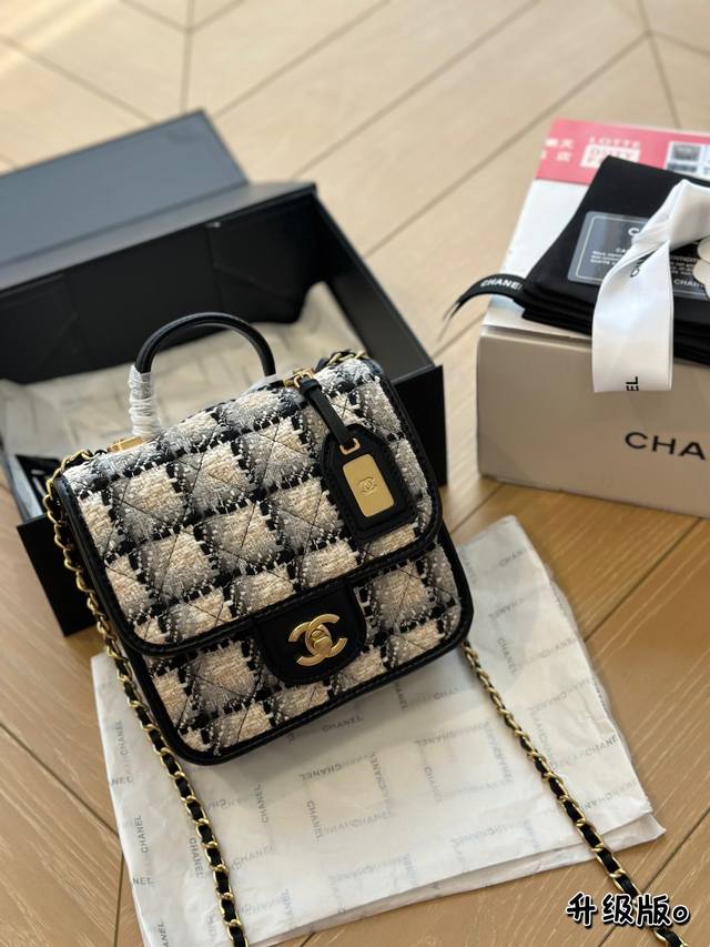 全套包装 Size:20厘米小号 小香家 邮差包22K 新一季的chanel22K 复古邮差包~ 方方正正有個小吊牌、小手柄、链条肩带! 非常热腾腾的22K豆腐 全套包装 Size:20厘米小号 小香家 邮差包22K 新一季的chanel22K 复古邮差包~ 方方正正有個小吊牌、小手柄、链条肩带! 非常热腾腾的22K豆腐